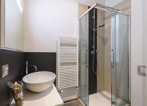 Douche, sèche-cheveux, bidet, serviettes fournies