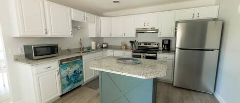 Kjøleskap, mikrobølgeovn, ovn og kokeplater