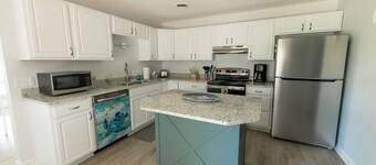 NEW - Waveland's Beach Bliss - 3 minutes from the beach and DT Bay St. Louis