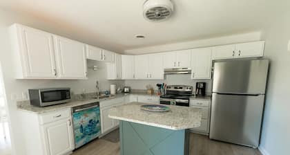 NEW - Waveland's Beach Bliss - 3 minutes from the beach and DT Bay St. Louis