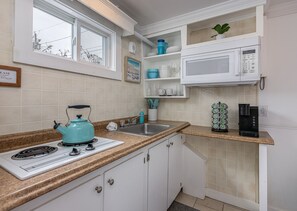 冷蔵庫、電子レンジ、コンロ、コーヒー / ティーメーカー