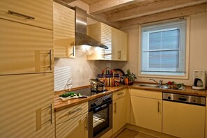 Kühlschrank, Mikrowelle, Wasserkocher mit Kaffee-/Teezubehör