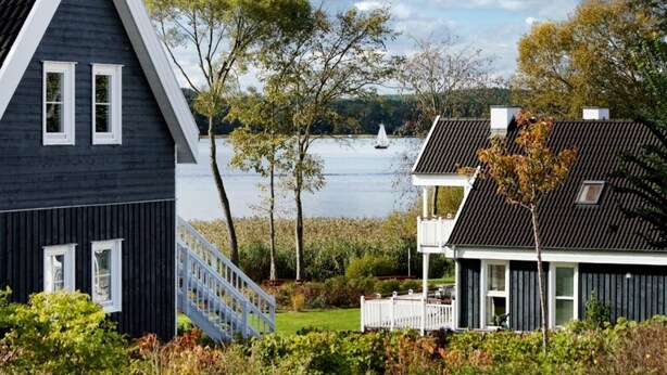 A coastal house with a steep gable roof, a visible staircase, and a view of the sea. - FH Falster XXL im Schlosspark Bad Saarow, 178m², 8+4 Pers, Sauna,Whirlpool,Kamin (Bad Saarow)