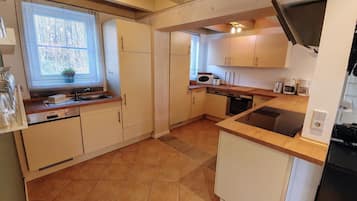 Kühlschrank, Mikrowelle, Wasserkocher mit Kaffee-/Teezubehör