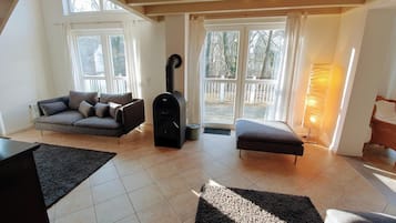 Fernseher, Kamin, DVD-Player