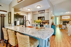 Fridge, microwave, stovetop, dishwasher - Fire Pit & Grill: Riverfront Home in Arkansas! (Mountain Home)