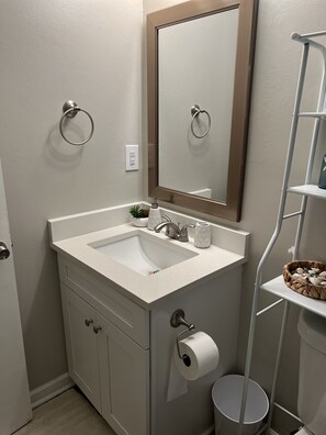 Haartrockner, Handtücher, Seife, Toilettenpapier