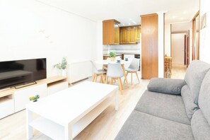 TV - Cimadevilla II Apartment (Gijón)