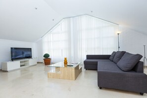 Una televisión, una chimenea