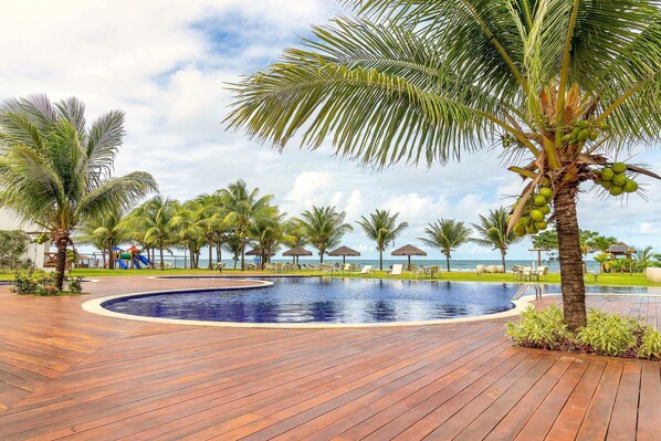 Outdoor pool, sun loungers - GB71 Apartamento 2 Quartos - Vista Mar (Camaçari)