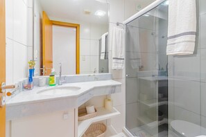 Căn hộ | Phòng tắm | Buồng tắm vòi sen, khăn tắm 