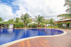 Hồ bơi ngoài trời, ghế dài tắm nắng 