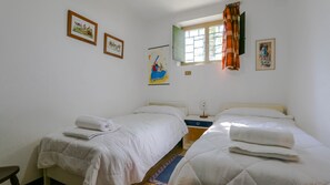 3 habitaciones, tabla de planchar con plancha y ropa de cama 