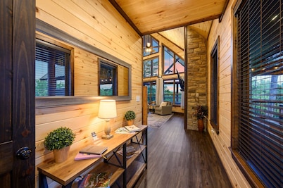 Tranquil Ridge - Luxury River Front Cabin w-exquisite views -Kayak🛶Fish🎣Relax