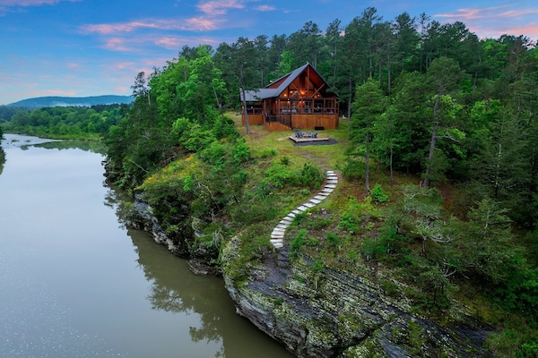 A fairy tale location right on the river w/ steps down to the bluff. Fish & Swim