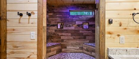 Ein Holzblock-Interieur mit Mosaikboden, Holzwänden und einem kleinen Fenster.