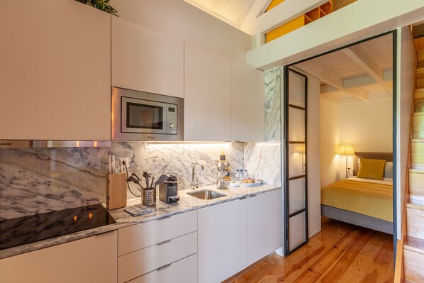 Fridge, microwave, coffee/tea maker, electric kettle