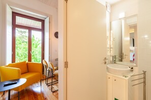 Suihku, hiustenkuivaaja, pyyhkeet, saippua