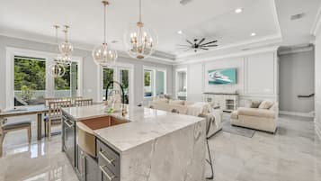 Rumah | Dapur pribadi | Lemari es besar, microwave, oven, dan kompor