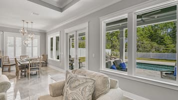 Rumah | Area keluarga | Smart TV 65-inci dengan saluran TV digital, TV, dan Netflix