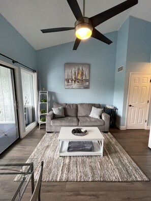 Smart TV - 21MM Lakefront & Poolside Osage Beach Condo w/ Boat Slip- 1B 1BA- Sleeps 4-5 (Osage Beach)