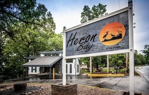 Exterior - 21MM Lakefront & Poolside Osage Beach Condo w/ Boat Slip- 1B 1BA- Sleeps 4-5 (Osage Beach)