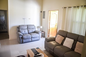 Living area - Twin Peak Cottage (Ocho Rios)