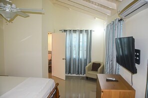 3 bedrooms, iron/ironing board, free WiFi - Twin Peak Cottage (Ocho Rios)