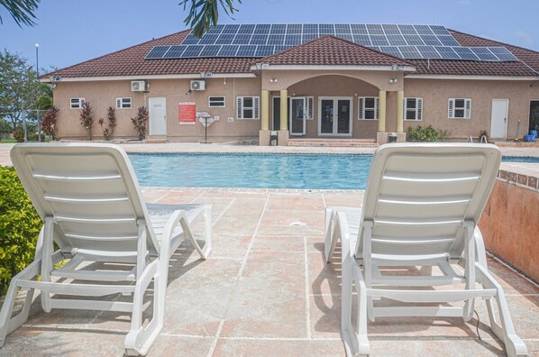 Outdoor pool - Twin Peak Cottage (Ocho Rios)