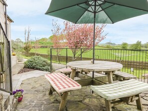 Outdoor dining - Laird House (Lochmaben)