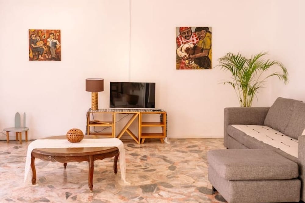 Spacious artsy home with fast WiFi