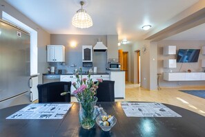 Kühlschrank, Mikrowelle, Geschirrspüler, Wasserkocher