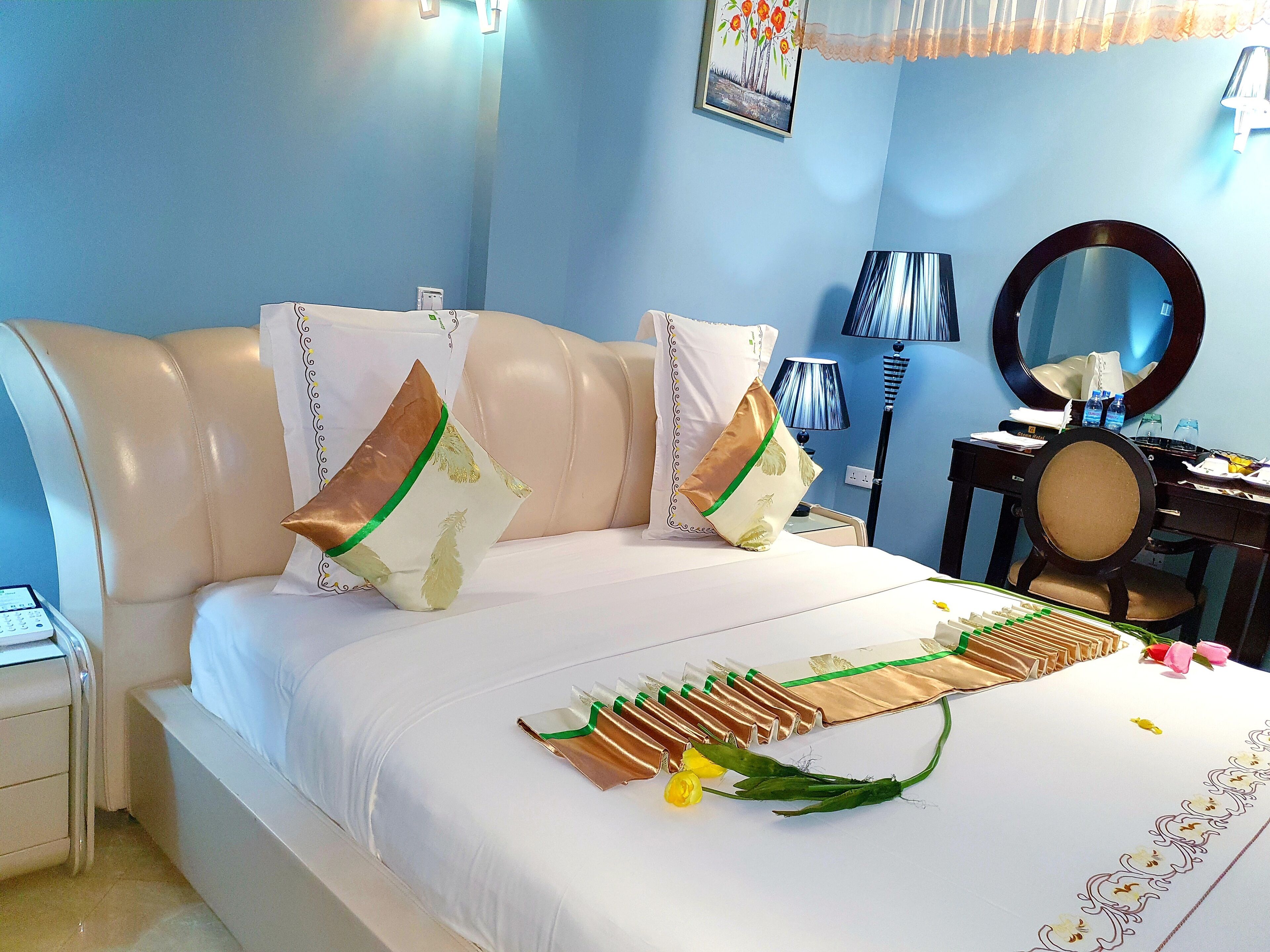 Een kluis op de kamer, een bureau, een laptopwerkplek, gratis wifi