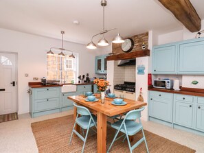 Kühlschrank, Geschirrspüler, Kochgeschirr/Geschirr/Besteck