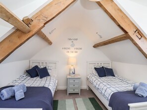 2 Schlafzimmer, individuell dekoriert, individuell eingerichtet