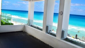 A balcony with a view of a beach and ocean. - STUDIO 1 AT THE BEST BEACH IN CANCUN (Cancún)