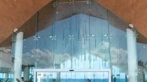 A spacious lobby with a high ceiling and large glass windows offering a view of the sea. - STUDIO 1 AT THE BEST BEACH IN CANCUN (Cancún)