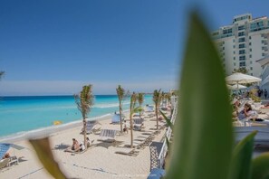 On the beach - breathtaking studio, w/ocean and lagoon views, amazing wrap around balcony,... (Cancún)
