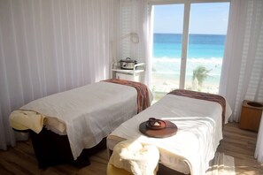 Iron/ironing board, free WiFi, bed sheets - breathtaking studio, w/ocean and lagoon views, amazing wrap around balcony,... (Cancu´n)