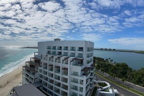 Exterior - breathtaking studio, w/ocean and lagoon views, amazing wrap around balcony,... (Cancu´n)