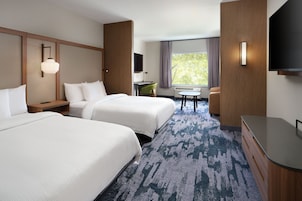 Cubrecamas, escritorio y espacio para trabajar con laptop 