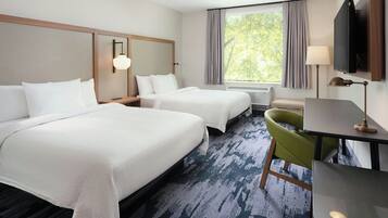 1 habitación, cubrecamas, escritorio y espacio para trabajar con laptop