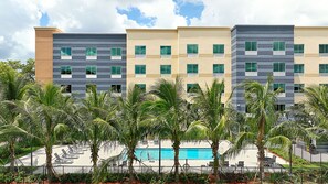 Outdoor pool, open 8:00 AM to 9:00 PM, pool umbrellas, sun loungers - Fairfield Inn & Suites by Marriott Fort Lauderdale Northwest (Tamarac)