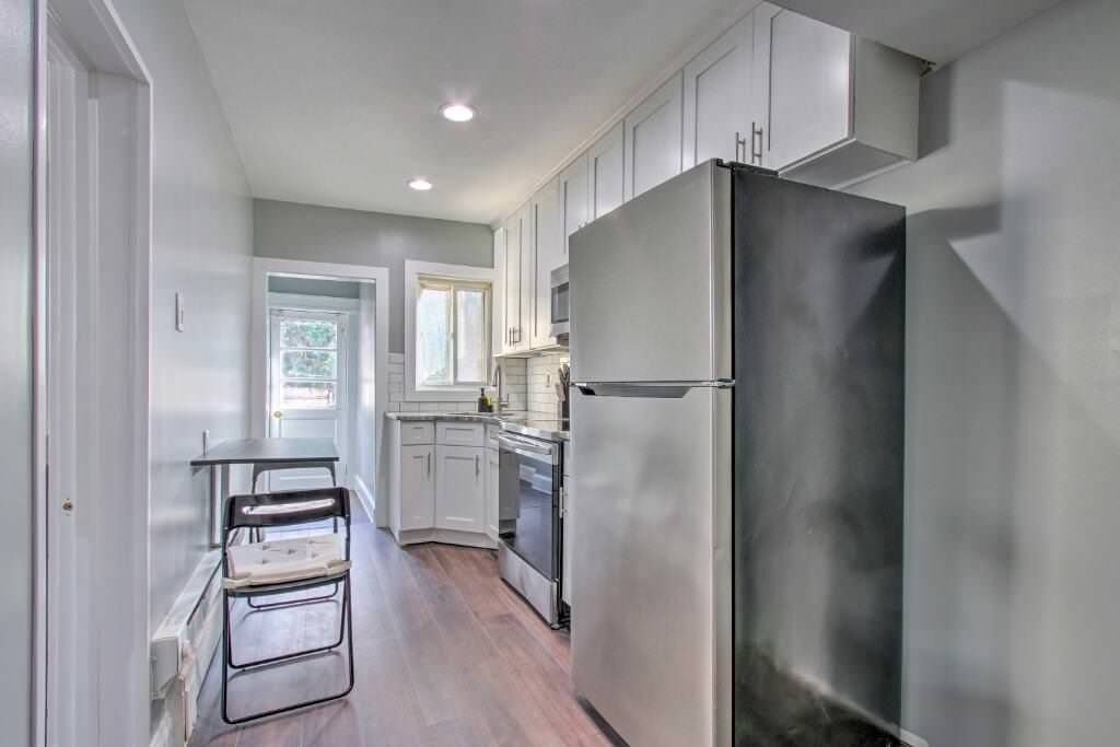 Cozy Oakley!<br>Renovated 1/1 Unit with Back Yard!