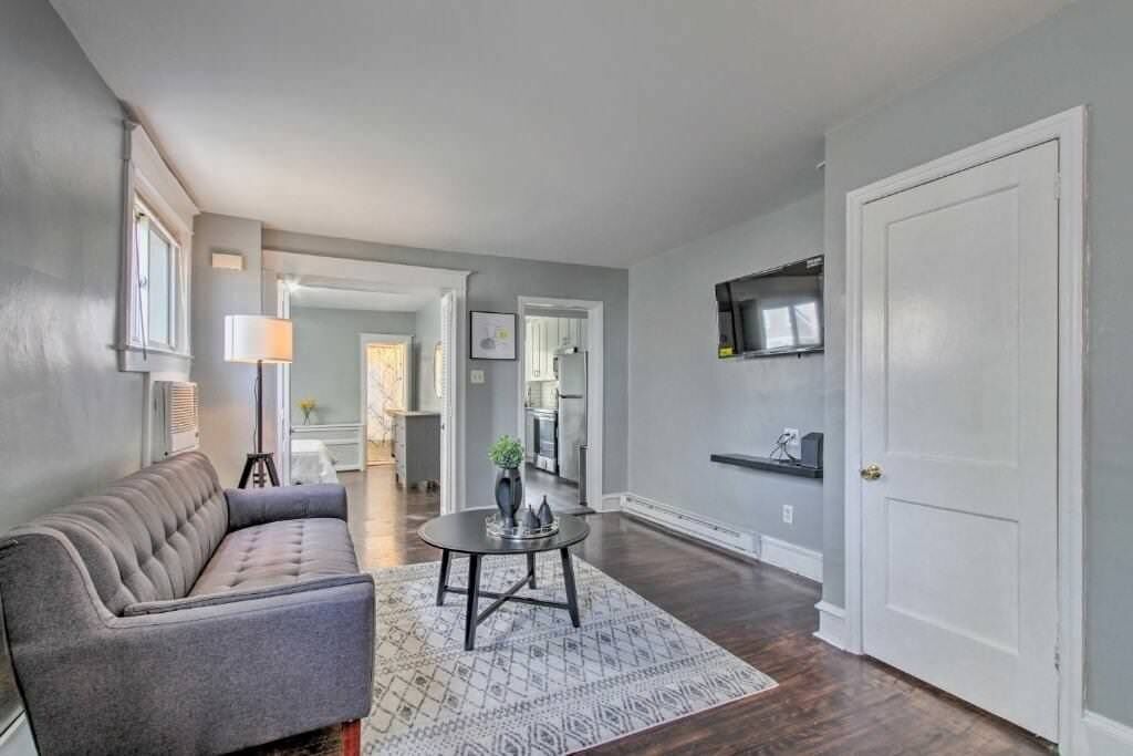 Cozy Oakley!<br>Renovated 1/1 Unit with Back Yard!