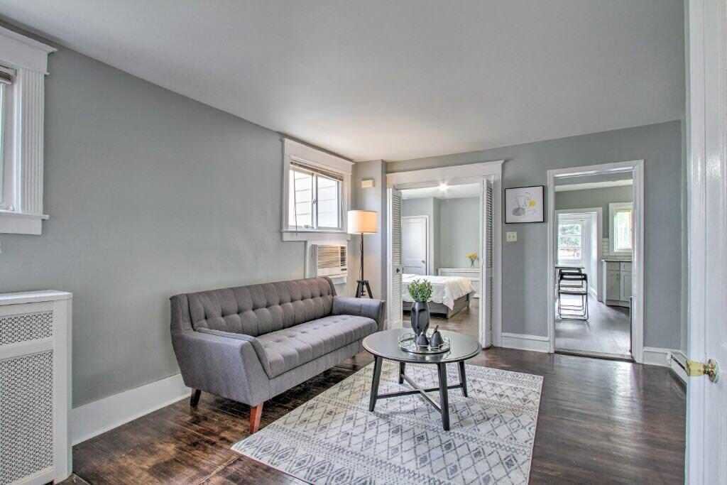 Cozy Oakley!<br>Renovated 1/1 Unit with Back Yard!