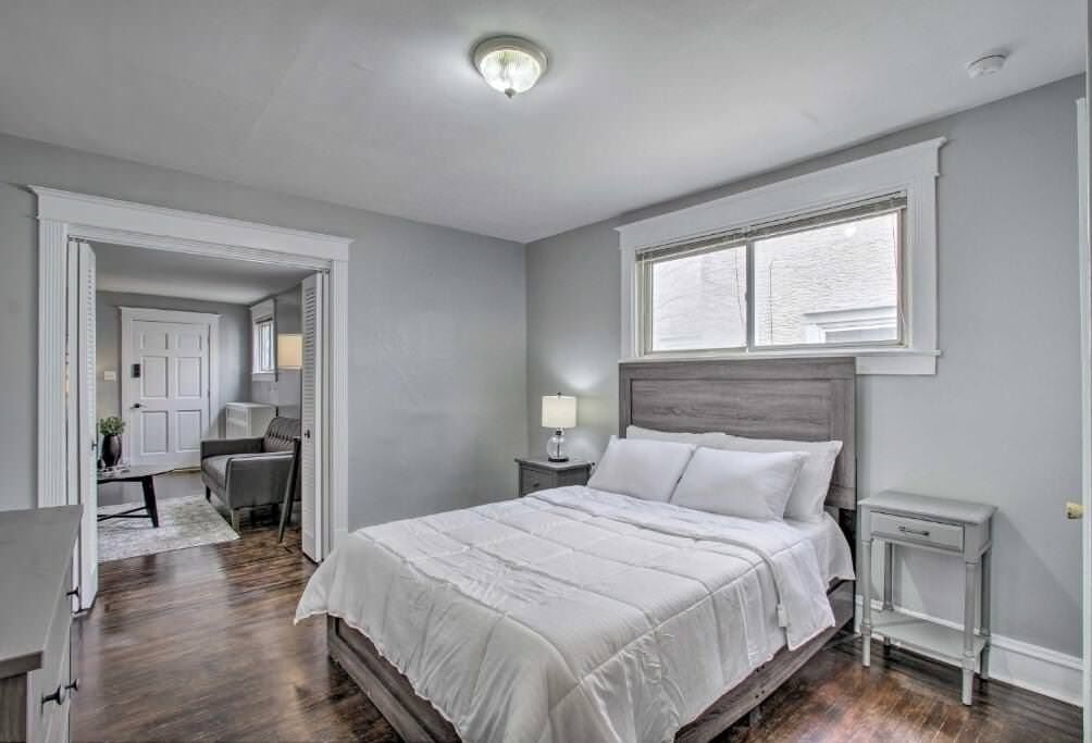 Cozy Oakley!<br>Renovated 1/1 Unit with Back Yard!