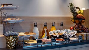 A buffet with various food items, including pastries, fruits, and beverages. - Kyriad Direct Orleans Nord - Cap Saran (Saran)