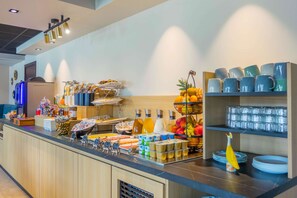 Daily buffet breakfast for a fee - Kyriad Direct Orleans Nord - Cap Saran (Saran)