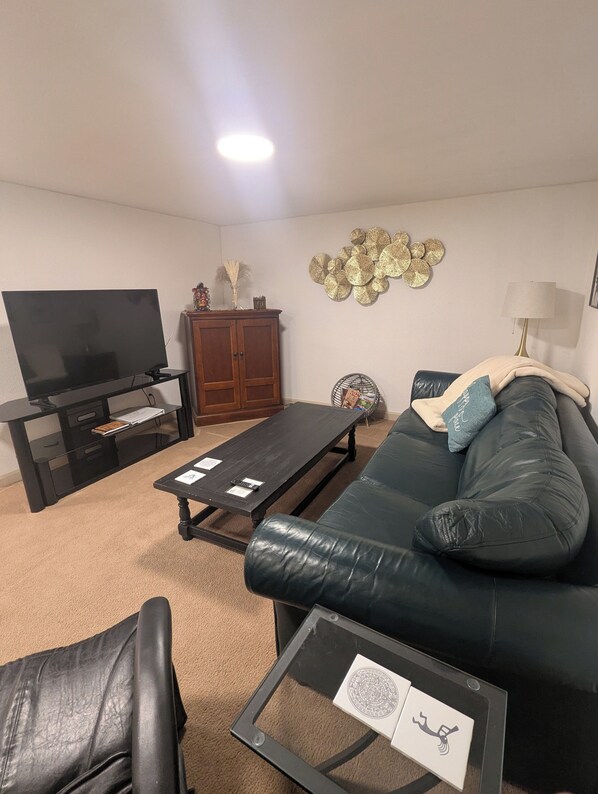 Smart-TV, Bücher, Stereoanlage